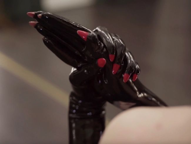 Passend zu dunklen Latexhandschuhen ASMR