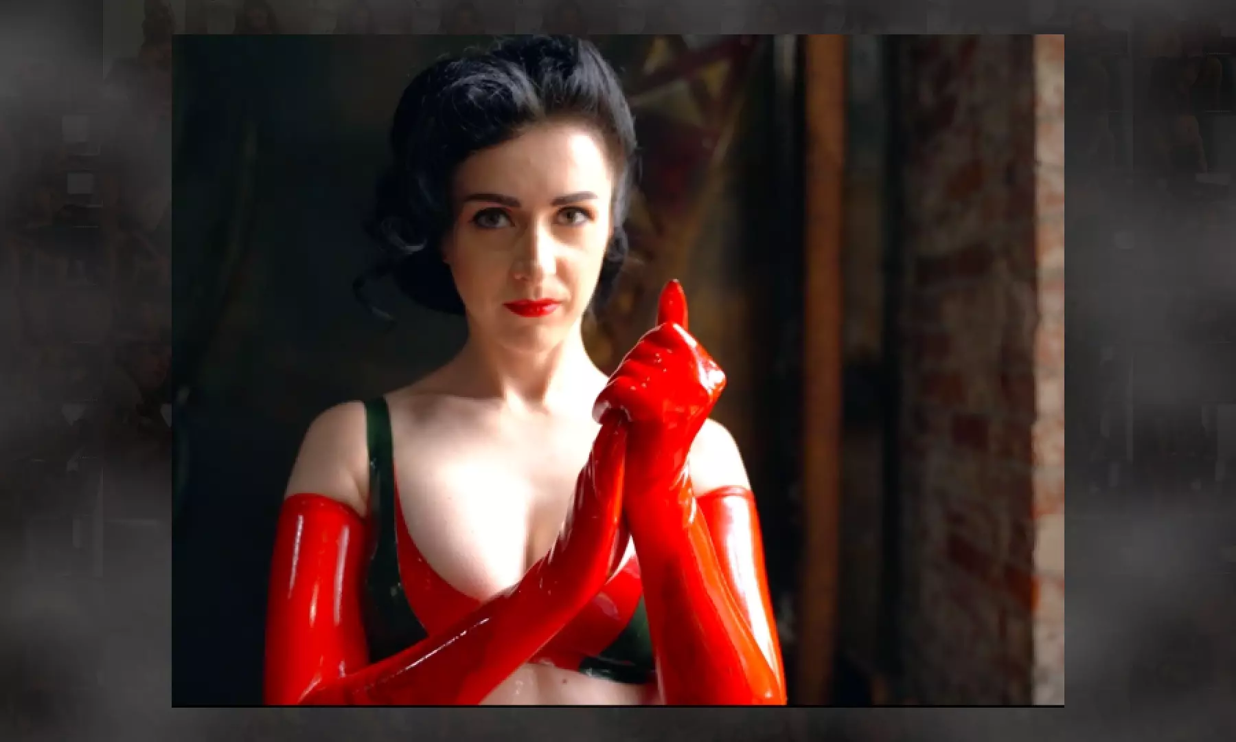 MissEllieMouse: Fetisch Diva in roten Latexhandschuhen reibt sich mit Ãl